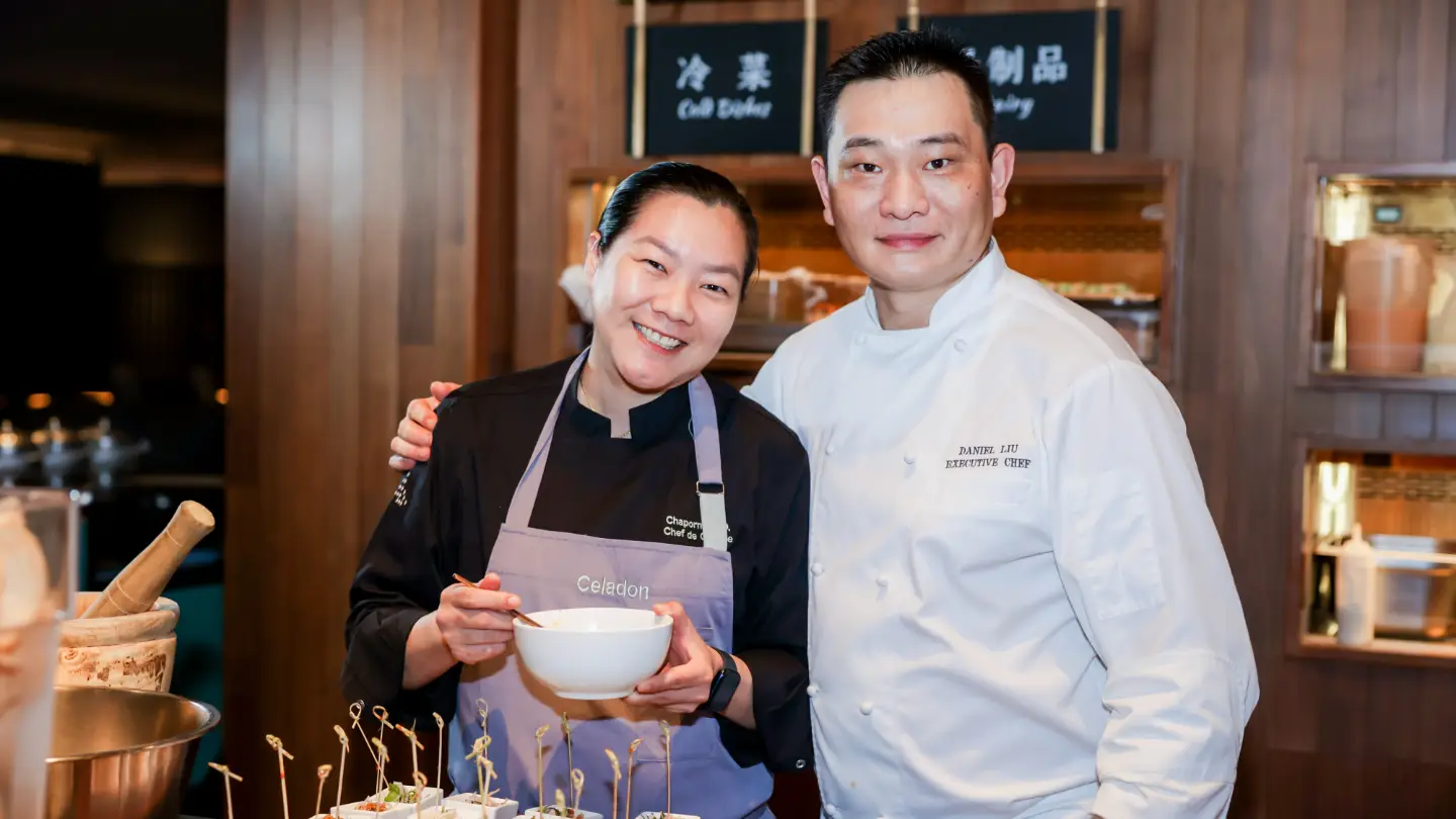 右：Chef Daniel  左：Chef Chapornpat Dapachutisan